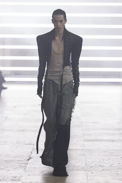 Look 16
